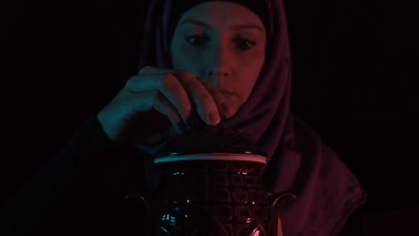 A woman witch opening magic pot and taking spiders and bugs from out of there at night — Stock Video