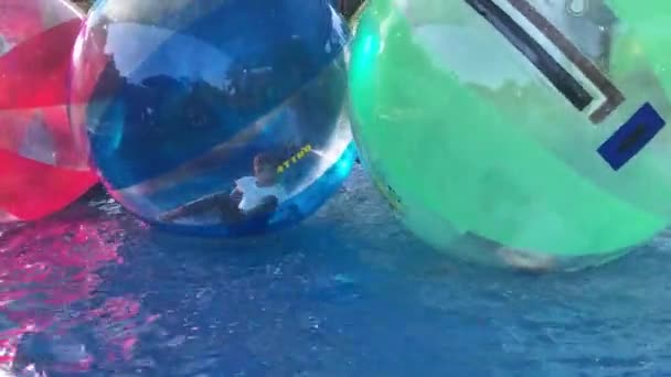 Szocsi, Oroszország - 2019. június 15.: A gyerekek a medencében játszanak a nagy labdákban. gömb. Zorbing egyfajta tevékenység a víz a szórakozás és az öröm — Stock videók