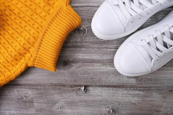 Jersey Amarillo Cálido Para Clima Frío Otoño Invierno Con Zapatillas —  Fotos de Stock