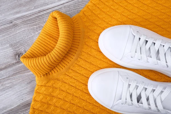 Jersey Amarillo Cálido Para Clima Frío Otoño Invierno Con Zapatillas —  Fotos de Stock