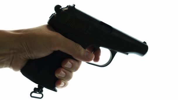 Пистолет, пистолет в руке человека, который стреляет, нажимая на курок на белом фоне — стоковое видео