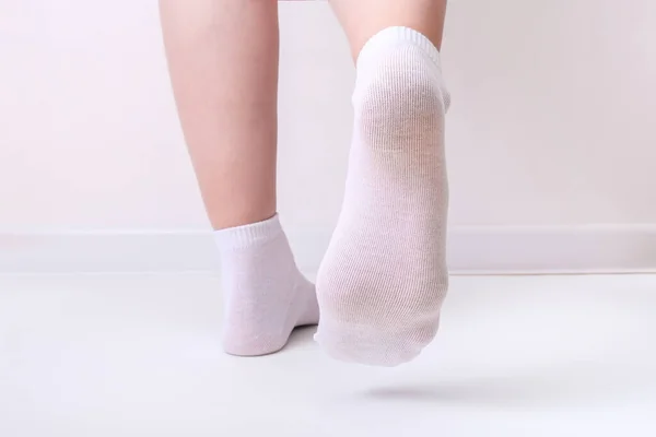 Vrouw Vrouwelijke Benen Dragen Witte Effen Katoenen Sokken Van Klassieke — Stockfoto