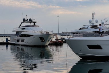 Sochi, Rusya - 12 Haziran 2019: Liman istasyonu Sochi, Krasnodar Krai, Rusya, rıhtımdaki tekne ve yatlar, limandaki lüks yat