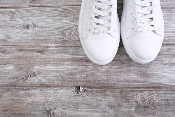 Zapatillas Casual Cuero Blanco Sobre Fondo Madera Con Espacio Para —  Fotos de Stock
