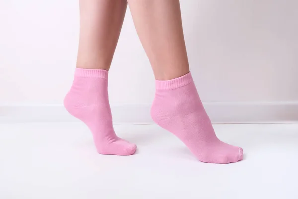 Kadın Bacakları Pembe Çizgili Düz Pamuklu Çoraplar Giyiyordu Klasik Tarzda — Stok fotoğraf