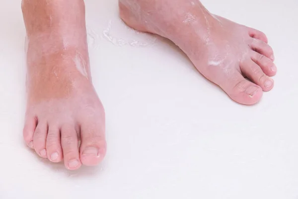 Los Pies Niño Tomando Una Ducha Niño Lavando Las Piernas —  Fotos de Stock