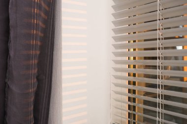 Yatak odasındaki pencerenin perdeleri sabah güneşleri ve uyanmanın güzel ışığı, uyanma anı..