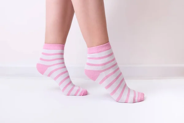 Kadın Bacakları Pembe Beyaz Çizgili Düz Pamuklu Çoraplar Giyiyordu Lastik — Stok fotoğraf