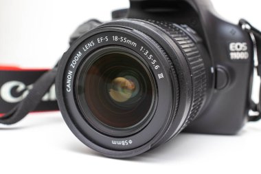 Moskova, Rusya - 17 Kasım 2019: Canon DSR aynasız kamera EOS 1100D zoom lensli EF-S 18-55 mm f 3.5-5.6 is lens.