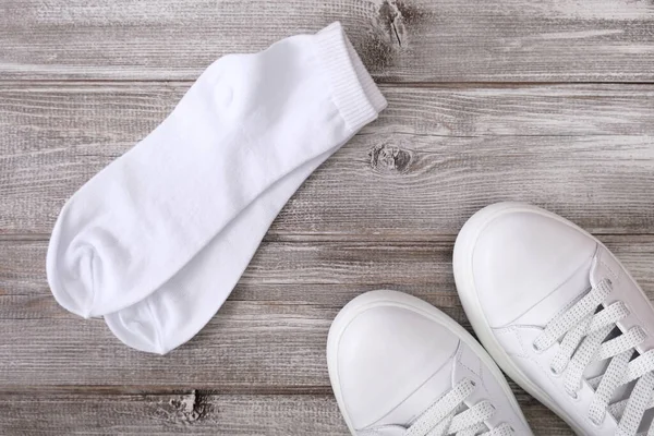 Белые Кожаные Кроссовки Белые Хлопковые Носки Деревянном Фоне Набор Ходьбы — стоковое фото