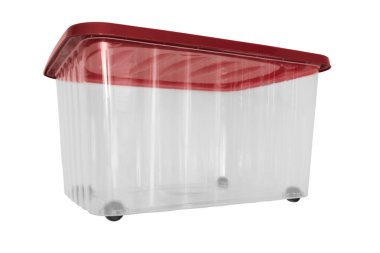 Şeffaf büyük plastik taşınabilir bir konteynır, kırmızı kapaklı tekerlekli bir depo kutusu, beyaz üzerine izole edilmiş ev aletleri..