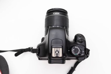 Moskova, Rusya - 17 Kasım 2019: Canon DSR aynasız kamera EOS 1100D zoom lensli EF-S 18-55 mm f 3.5-5.6 is lens, top view.