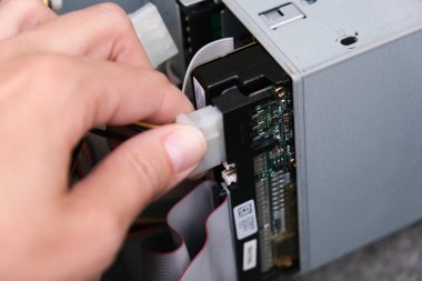 Moskova, Rusya - 08 Eylül 2020: Bilgisayar rapair 'ı ve tamir ederken kabloyu takan bir teknisyenin elleri.