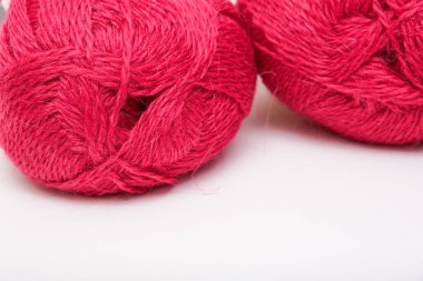 Kırmızı pembe iplik desenleri yakın çekim, fuşya rengi örgü ve örgü örmek için yün iplik, hobi ve el yapımı konsept, kopyalama alanı.