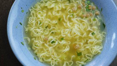 Yemek çubuklarıyla hazır erişte yemek, hızlı yemek konsepti..