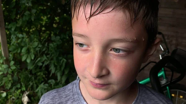 一个男孩的画像 他脸上带着雨滴 头发湿透了 夏天下了雨 天气恶劣 还有暴风雨 — 图库照片