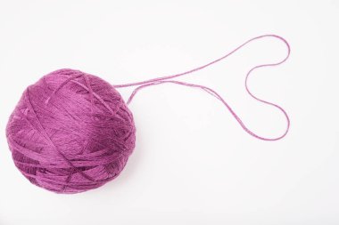 Örgü örmek için mor yün yumağı, örgü örmek için beyaz, mor yün iplik hobi ve DIY için izole edilmiş.