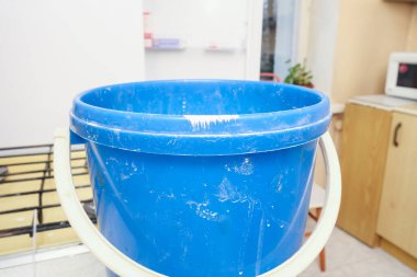 Mutfak inşaatı ve yenilenmesi sırasında boya ve çimento lekeli mavi kirli plastik kova