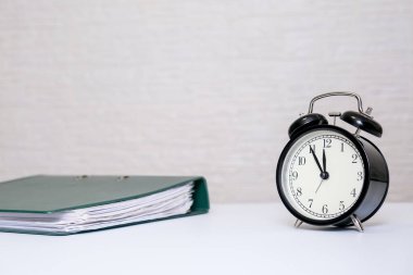 Dosya dizinleri ve alarm saati, iş raporu için son tarih kavramı olarak 12 'ye 5 var. Boşluğu kopyala