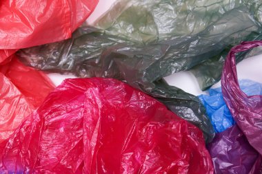 Plastik torbalar beyaz arka planda atık, plastik geri dönüşüm kavramı