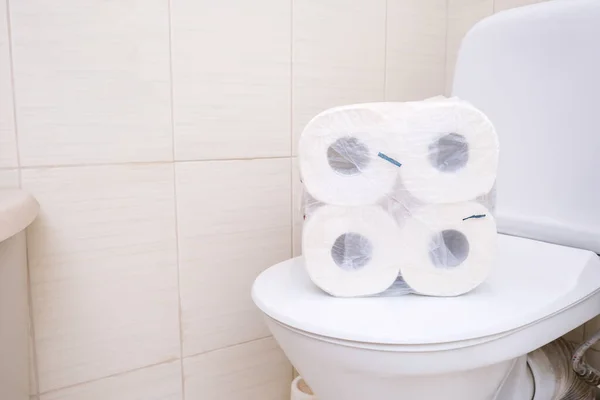 Muitos rolos de papel higiênico em casa de acumulador, comprando muito de meios higiênicos durante a pandemia — Fotografia de Stock