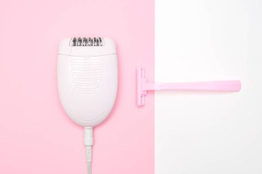 Ustura ya da traş makinesi epilatör konseptine karşı, elektrikli el kitabına karşı bacaklardaki ve vücuttaki istenmeyen tüyleri alıyor.