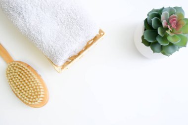 Selülit önleyici kuru fırça masajı konsepti, vücut bakımı için aksesuarlar ve fotokopi alanı ile kendine masaj.