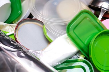Mutfak çekmecesinde bir sürü plastik atık, plastik kaplar ve mutfak geridönüşüm konsepti.