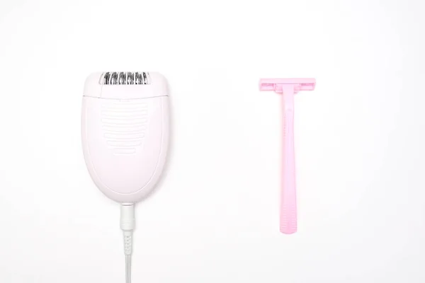 Razor ou barbeador vs conceito epilator, elétrica vs manual remover cabelos indesejados nas pernas e no corpo — Fotografia de Stock