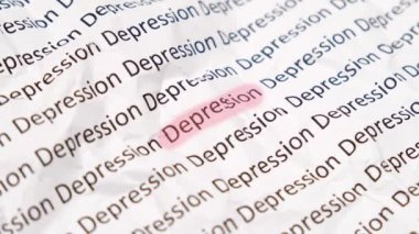 Kırmızı keçeli kalemle vurgulanan işaret bunalımı yavaş büyüt, üzüntü kavramı, ilgisizlik ve düşük ruh hali