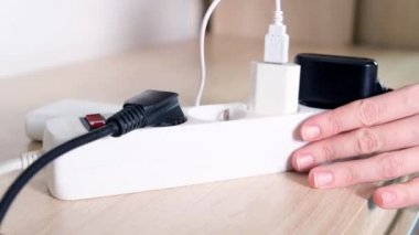 Prizi elektrik prizine takmak, birden fazla elektrik kablosu takmak, elektrik güç çubuğuna takılı bir sürü priz.