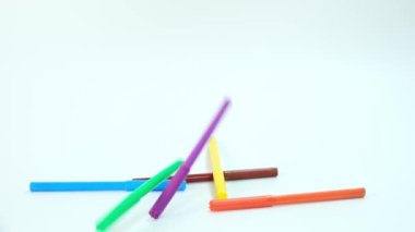 Beyaz arkaplan üzerine düşen renkli işaretler, süper slw hareket, yavaş çekim