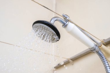 Eski bir duş başlığından akan, kireç ölçülü ve seramik kabzalı su değiştirilmesi ya da kireçsizleştirilmesi gerekiyor.