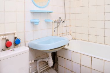 Eski moda kiremitleri olan eski bir banyo yenilenmesi gerekiyordu, ev inşa konsepti.