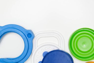 Birçok evcil plastik nesne, şişeler oyuncak kapakları geri dönüştürülebilir doğayı kurtarmak ve beyaz arka planda ortamı korumak için kopyalama alanı ile