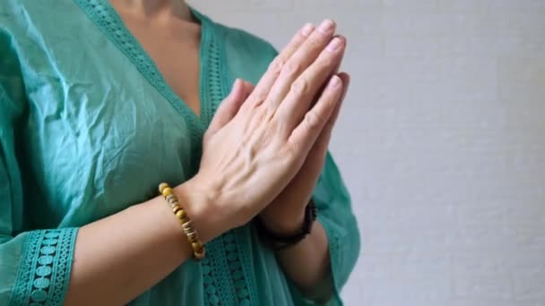 La ropa étnica de mujer coge de la mano es símbolo de oración y gratitud, wai o gesto namaste, signo de agradecimiento y saludo — Vídeo de stock