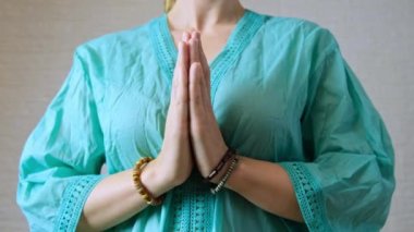 Etnik kadın giysileri bir arada tutulur. Dualar ve şükranlar, wai veya namaste jestleri, şükran ve selamlaşmanın göstergesi.