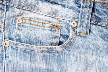 Ön cebinde kot pantolon, kot modası arka planı olan eski püskü bir kot pantolon.