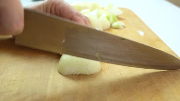 Kobieta szef kuchni krojenie cebuli z nożem podczas gotowania, co domowe jedzenie — Wideo stockowe