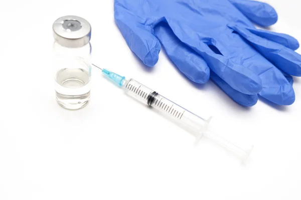 Covid 19疫苗概念，病毒和注射器与疫苗放在白桌上 — 图库照片
