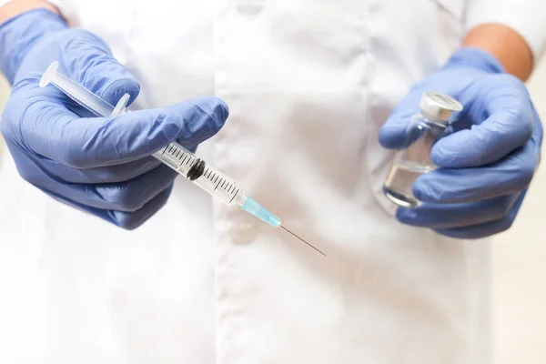 与Covid-19作斗争，医生拿着注射器和装有疫苗的小瓶，接种概念 — 图库照片
