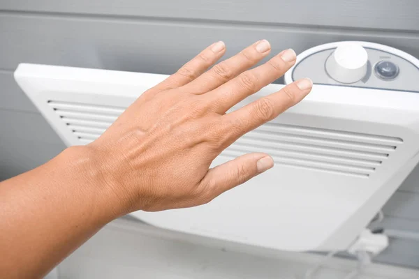 Температура ручной проверки конвектора отопления на стене, отопление дома осенью и зимой — стоковое фото