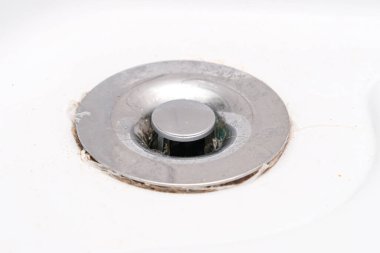 Bir lavabo drenaj delik kireç veya kireç ve pas üzerine, kirli paslı banyo küveti.