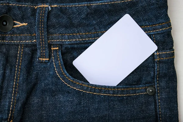 Une carte blanche vierge dans une poche en jean bleu foncé pour le texte, espace de copie — Photo