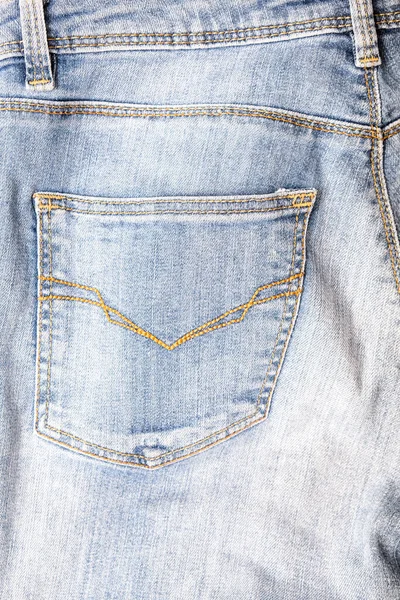 Modré ošuntělé džíny zadní kapsa zblízka — Stock fotografie