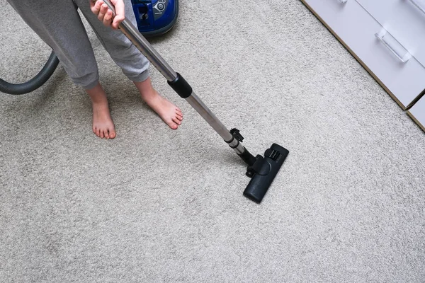 Una persona aspirando la alfombra en la casa, limpiando la alfombra con el concepto de aspiradora —  Fotos de Stock
