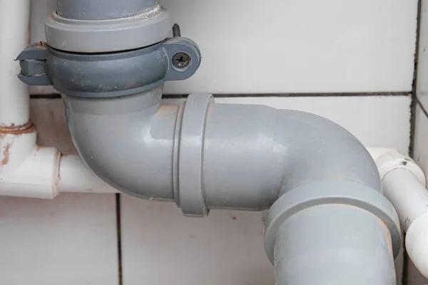 Tubi fognari in casa, allacciamento tubi in polipropilene grigio per lavabo, scarico lavabo — Foto Stock