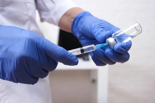 Kampf gegen Covid-19, Arzt hält Spritze und Fläschchen mit Impfstoff, Impfkonzept — Stockfoto
