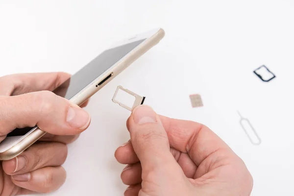 Rimuovere una scheda SIM da uno smartphone, sostituire simcard e cambiare numero — Foto Stock