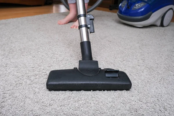 Uma pessoa aspirando o tapete na casa, limpando o tapete com o conceito de vac — Fotografia de Stock